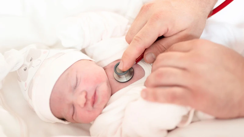Cha mẹ hãy đưa trẻ đến gặp bác sĩ nếu thấy dấu hiệu vẹo cổ hoặc đầu phẳng ở trẻ