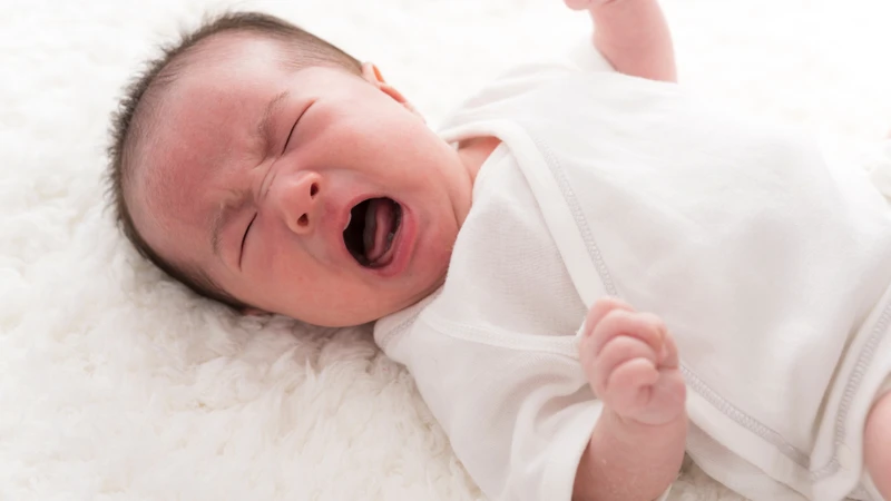 Cha mẹ cần theo dõi các dấu hiệu để nhận biết trẻ đang quá nóng hoặc quá lạnh