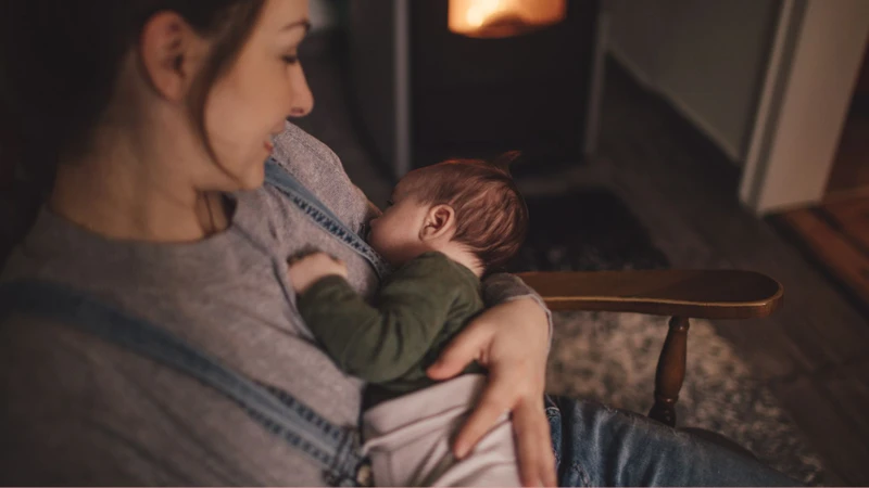 Bế và vỗ về nhẹ nhàng giúp trẻ dễ vào giấc ngủ