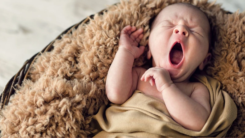 Ngáp và giảm tương tác có thể báo hiệu trẻ buồn ngủ