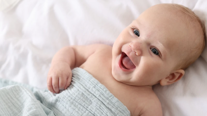 Trẻ tỉnh táo và vui vẻ khi thức là dấu hiệu của một giấc ngủ chất lượng