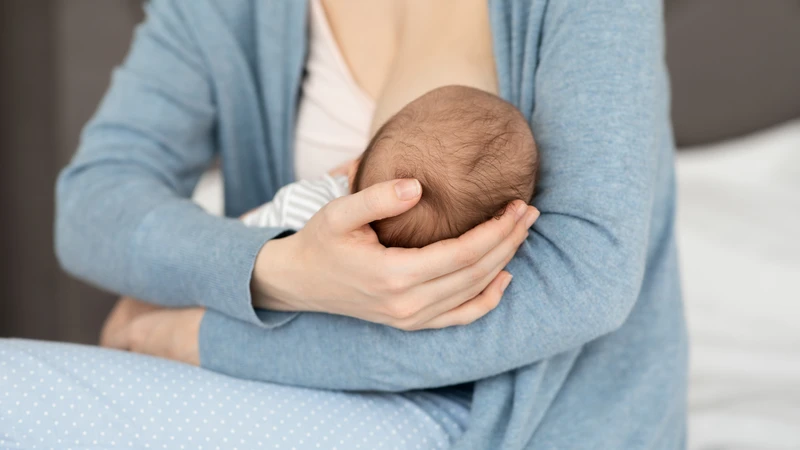 Trẻ sơ sinh bú khi nằm ngửa có thể bị trào ngược sữa, gây tiếng è è khi ngủ