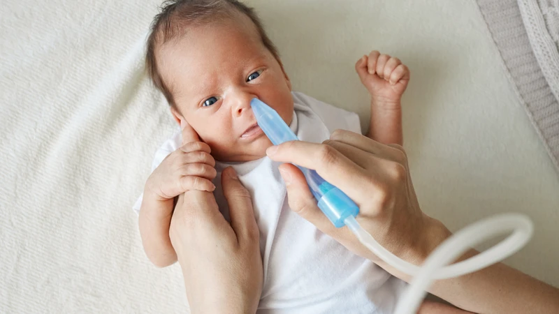 Vệ sinh mũi đúng cách giúp trẻ dễ thở và giảm ngáy