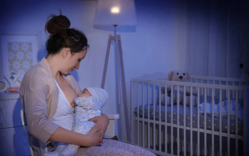 Việc trẻ ngủ ngày thức đêm không chỉ ảnh hưởng đến sự phát triển của trẻ mà còn ảnh hưởng tới tinh thần của ba mẹ