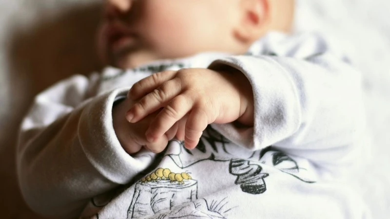 Trẻ sơ sinh ngủ xuyên đêm không bú có sao không và cha mẹ cần làm gì? 2