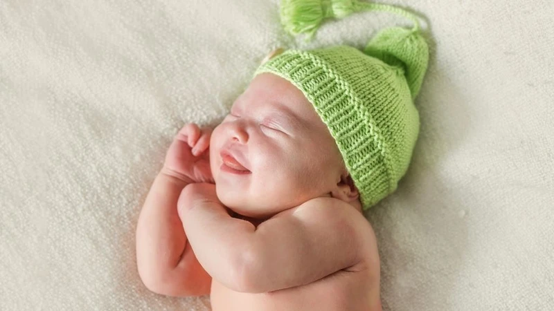 Trẻ sơ sinh ngủ xuyên đêm không bú có sao không và cha mẹ cần làm gì? 3