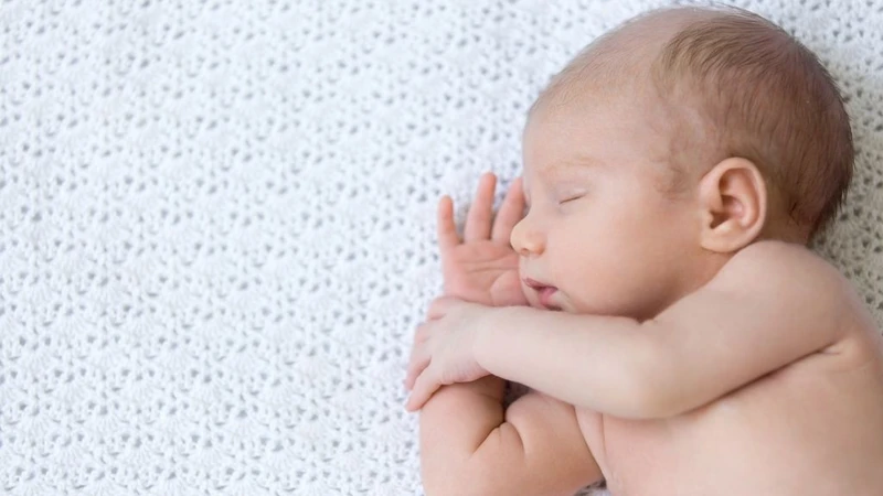 Trẻ sơ sinh ngủ xuyên đêm không bú có sao không và cha mẹ cần làm gì? 4