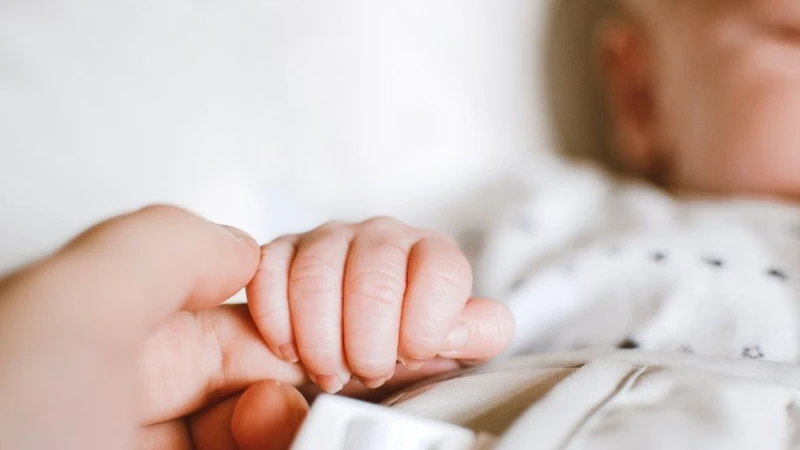 Trẻ sơ sinh ngủ xuyên đêm không bú có sao không và cha mẹ cần làm gì? 5