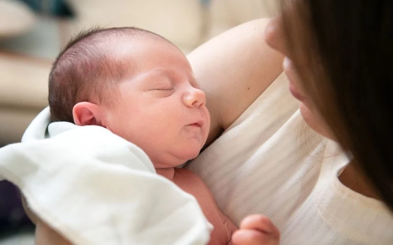 Trẻ sơ sinh nôn ra dịch màu vàng có thể là dấu hiệu của bệnh lý nghiêm trọng, đi đưa trẻ đi khám