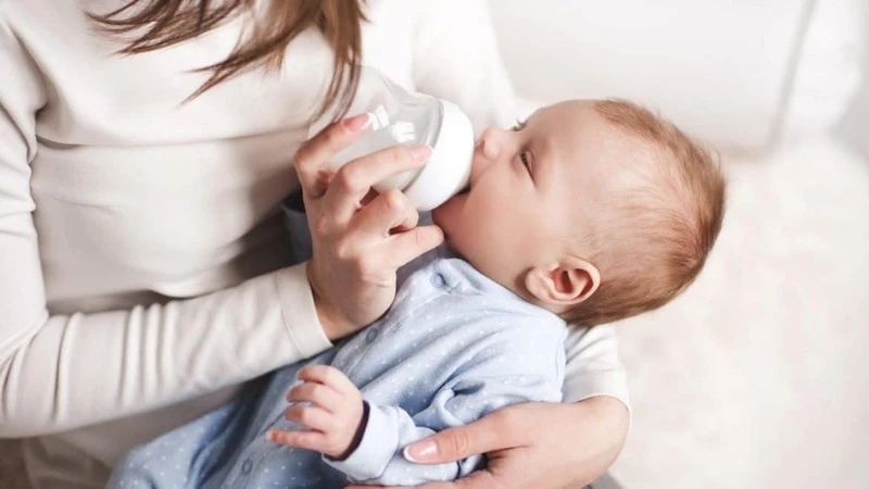 Giảm lượng sữa mỗi lần bú để giảm nôn trớ ở trẻ sơ sinh