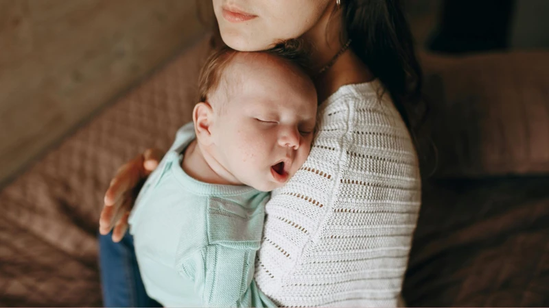 Nghẹt mũi có thể khiến trẻ há miệng nhiều khi ngủ