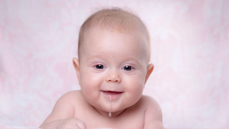 Trẻ nhỏ có thể tiết nhiều nước bọt từ khoảng ba tháng tuổi