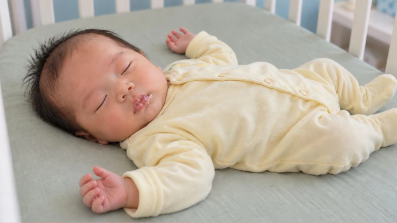 Trẻ sơ sinh phì nước bọt khi ngủ có bình thường không?