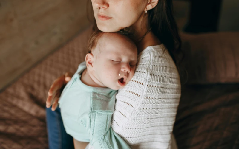 Nếu tay chân trẻ sơ sinh ướt sủng, lạnh tay chân kèm thở mệt, bỏ bú cần cho trẻ đi khám ngay
