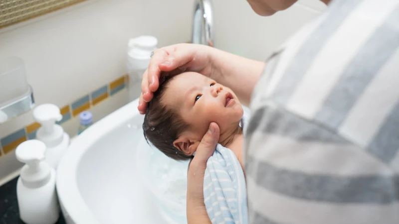 Trẻ sơ sinh rụng rốn nhưng chưa khô có sao không? 3