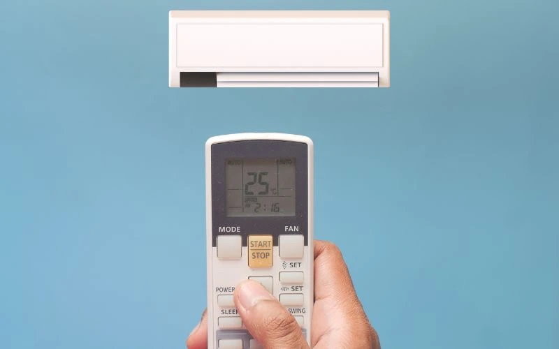 Trẻ sơ sinh sốt nằm điều hoà được không? Được, tuy nhiên cần điều chỉnh nhiệt độ phòng phù hợp khi có trẻ sơ sinh sốt nằm điều hòa
