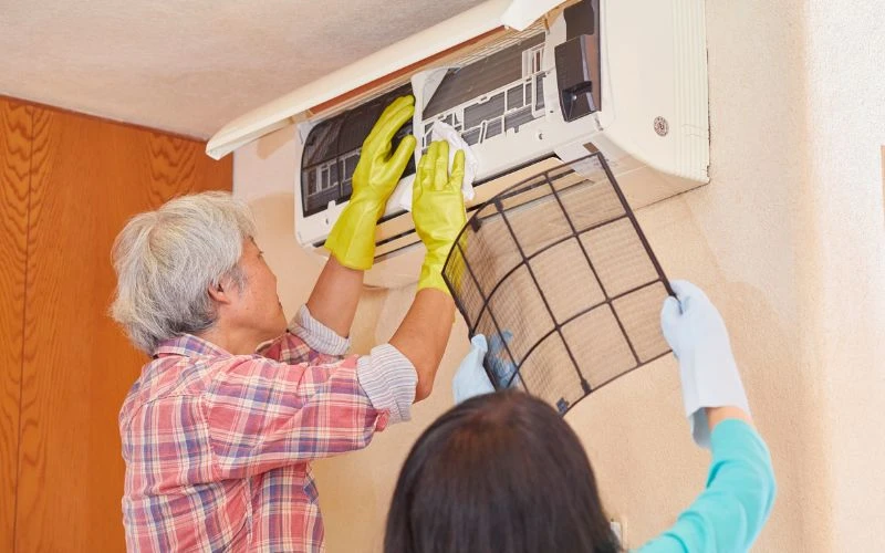 Vệ sinh điều hòa định kỳ để tránh tích tụ vi khuẩn không có lợi cho sức khỏe trẻ