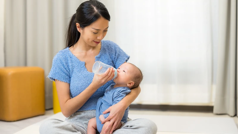 Trẻ bú không đủ hoặc bú kém là một trong những nguyên nhân khiến trẻ sơ sinh tăng cân chậm