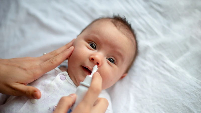 Vệ sinh mũi bằng nước muối sinh lý NaCl 0,9% giúp làm loãng dịch nhầy