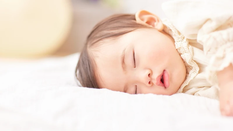Nếu bé khò khè nhiều, mẹ có thể cho bé nằm nghiêng