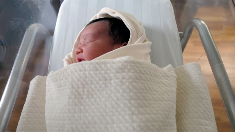 Thở định kỳ, ngủ REM, tăng thân nhiệt hoặc khóc có thể khiến trẻ thở nhanh tạm thời