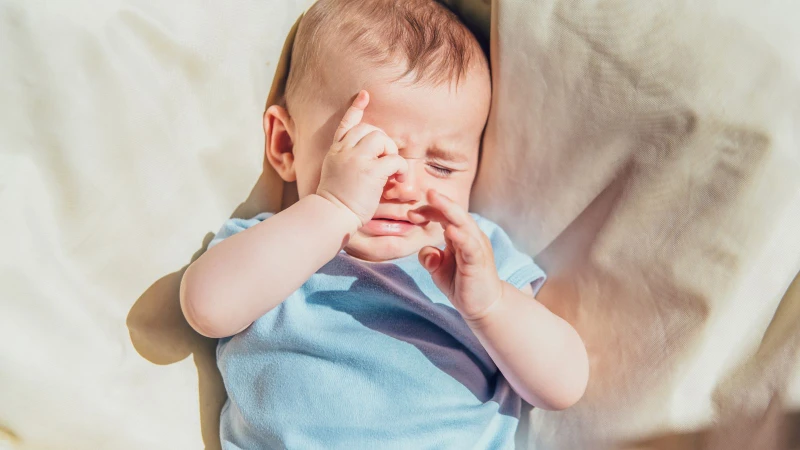 Tránh cho bé chơi đùa quá nhiều trước khi ngủ và hạn chế ánh sáng mạnh