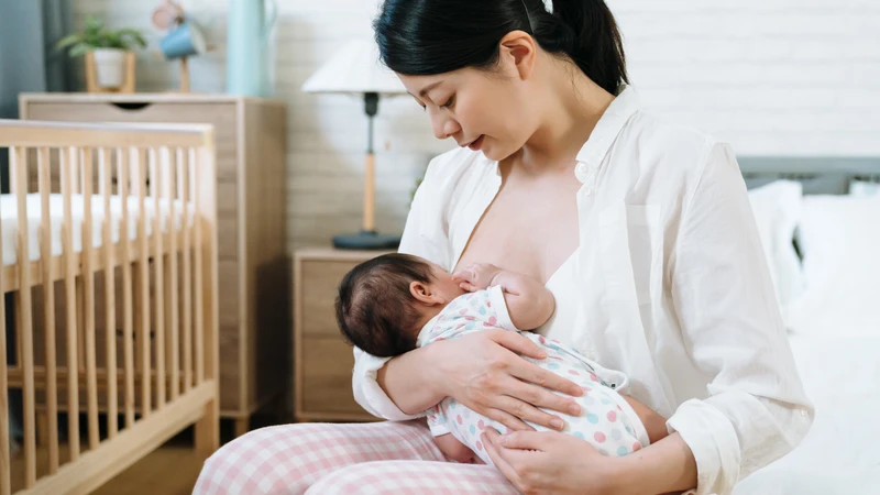 Cho bé bú đúng tư thế giúp giảm tình trạng nôn trớ