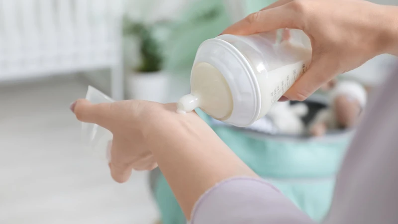Trẻ sơ sinh uống sữa nguội có sao không? Những lưu ý cần biết cho mẹ 3