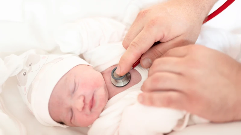 Đưa trẻ đi khám ngay khi có dấu hiệu bất thường để được chẩn đoán kịp thời