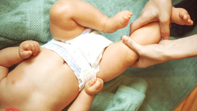 Mẹ hãy massage nhẹ nhàng để bé thư giãn và dễ đi vào giấc ngủ