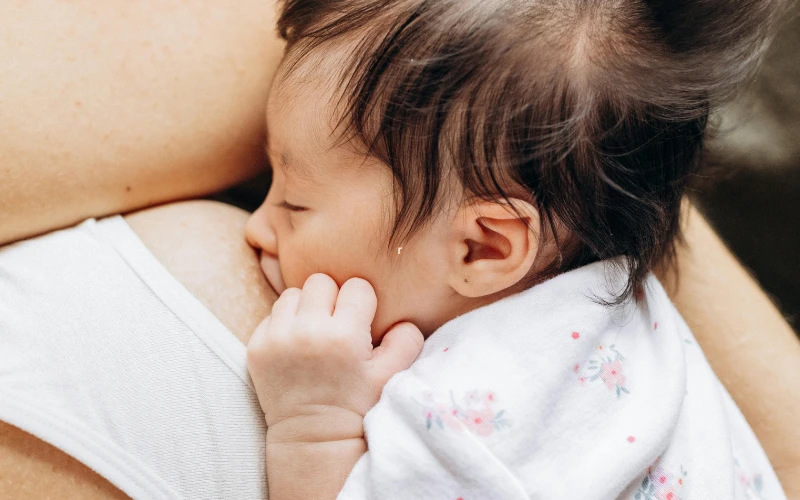 Khi trẻ ngậm bắt vú không tốt, trong quá trình bú có thể nuốt nhiều hơi làm chướng bụng trẻ