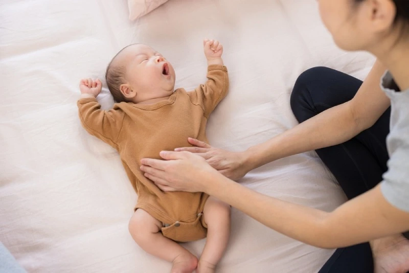 Ba mẹ có thể massage vòng tròn quanh rốn cho trẻ để kích thích trẻ đi ngoài