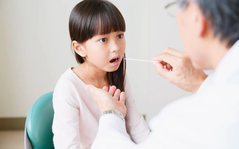 Các bệnh lý đường hô hấp trên là nguyên nhân thường gây sốt cao liên tục ở trẻ em