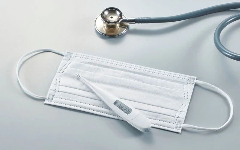 Trẻ sốt liên tục là tình trạng trẻ sốt cao trên 39 độ C, không hạ hoặc tái diễn nhiều lần trong ngày