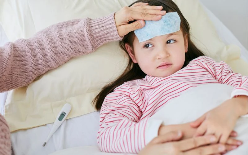 Ba mẹ nên lau mát cho trẻ và dùng thuốc hạ sốt khi nhiệt độ trên 38,5 độ C