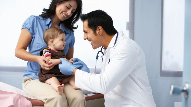 Bác sĩ đánh giá triệu chứng để chẩn đoán Adenovirus
