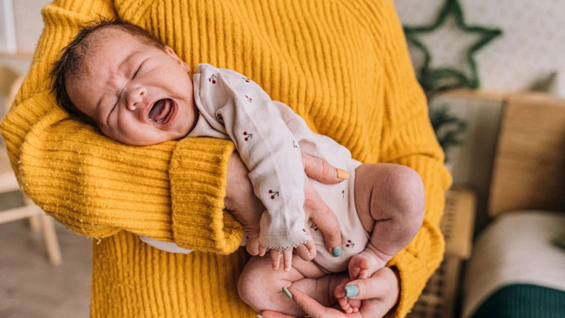 Sốt nhẹ và quấy khóc có thể là dấu hiệu trẻ sắp mọc răng