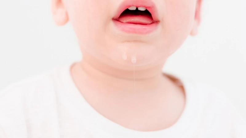 Trẻ sắp mọc răng thường có biểu hiện chảy nước dãi nhiều và hay cắn đồ vật