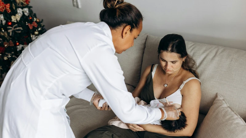 Cha mẹ cần đưa trẻ đến khám bác sĩ nếu trẻ sốt cao kéo dài trên 3 ngày
