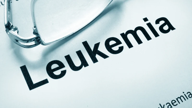 Leukemia có thể biểu hiện bằng sốt và nổi hạch cổ