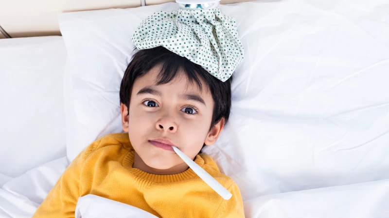 Trẻ có thể sốt nhẹ đến sốt cao, xuất hiện đột ngột hoặc kéo dài nhiều ngày