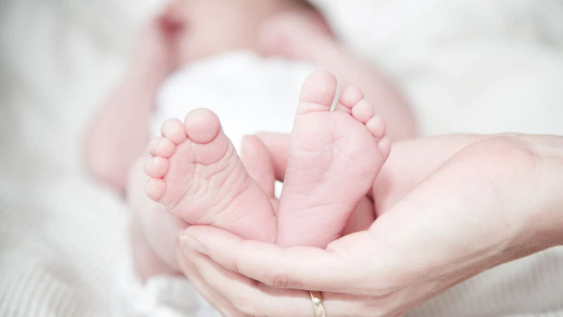 Trẻ sốt tay chân lạnh là phản ứng tự nhiên của cơ thể khi sốt