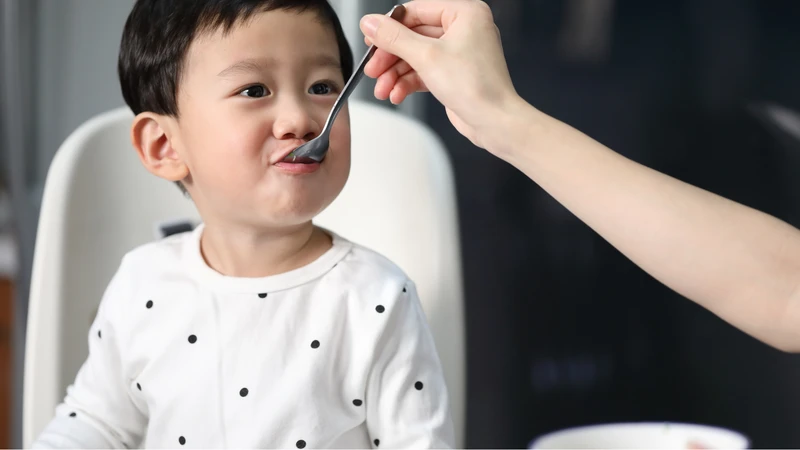 Khi trẻ sốt, cần bù nước đầy đủ, chia nhỏ bữa ăn và chọn món mềm ấm dễ nuốt