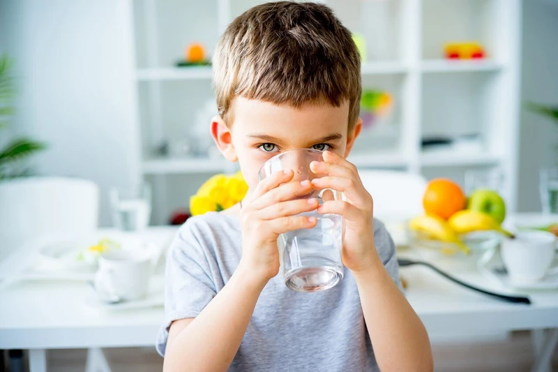 Trẻ sốt xuất huyết nên uống Oresol như thế nào? 2