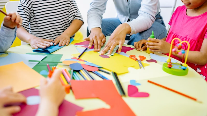 Cho trẻ tham gia các hoạt động,&nbsp;bài tập thể chất giúp trẻ tăng khả năng kiểm soát hành vi