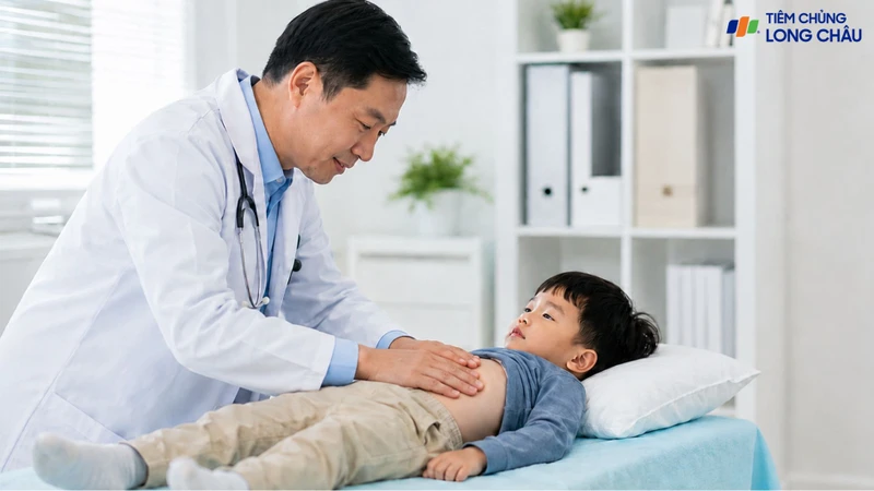 Trẻ có triệu chứng tiêu hóa kéo dài nên được bác sĩ thăm khám