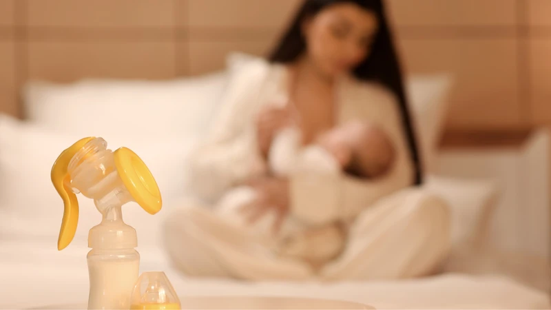 Sữa mẹ cung cấp dinh dưỡng an toàn cho trẻ sơ sinh