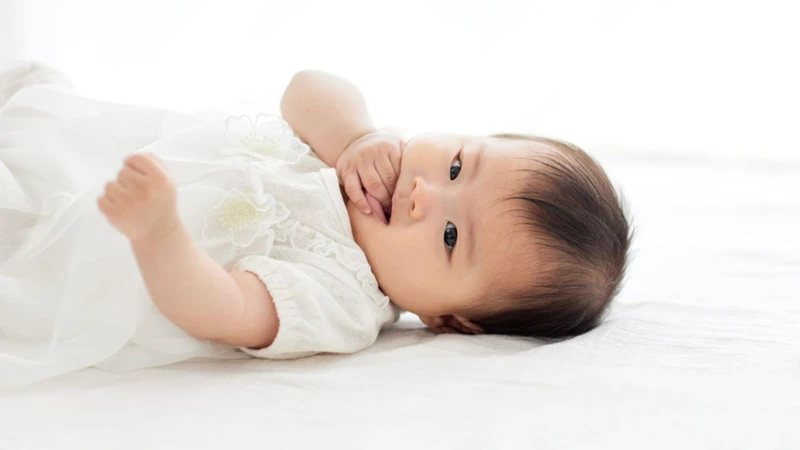 Trẻ thường xuyên mút tay hoặc cắn móng có thể làm tăng nguy cơ nhiễm giun kim