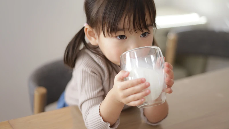 Cho trẻ uống sữa đúng lượng, đúng thời điểm và kết hợp chế độ ăn cân bằng để đạt hiệu quả tốt nhất
