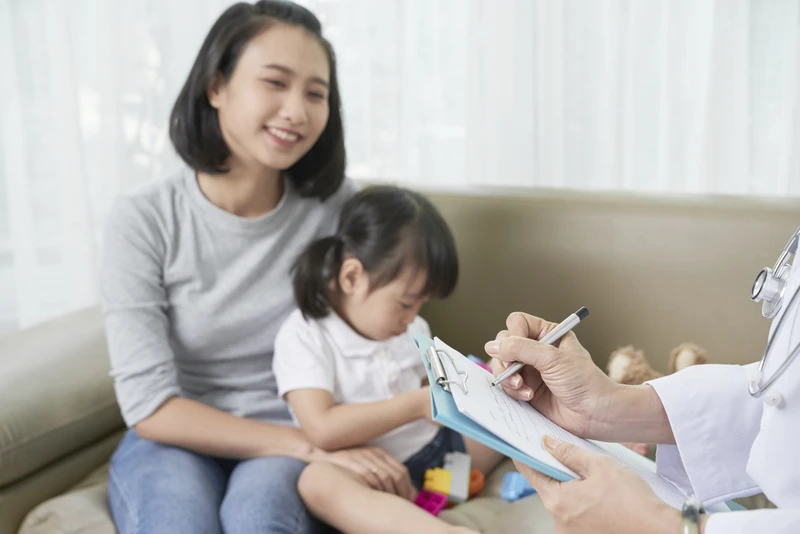 Nên cho trẻ tự kỷ đi khám khi trẻ bị hạn chế tương tác xã hội